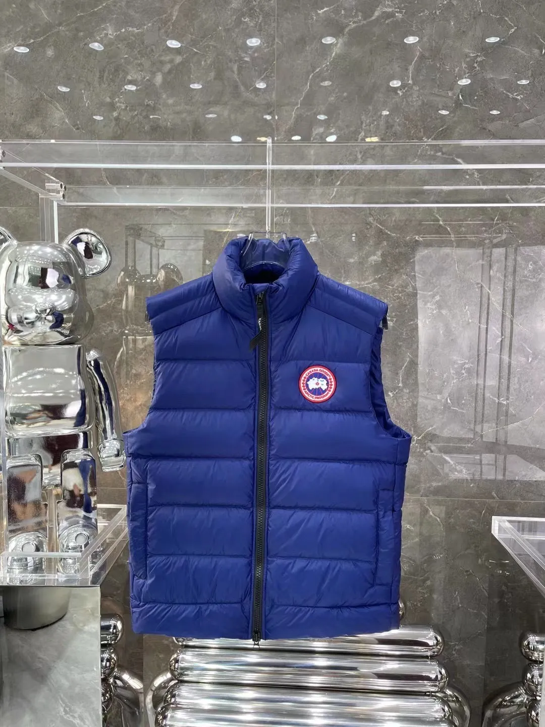 P480 top version Canadian brand vest new model Canada Goose has always been recognized as the warmest down jacket. Various Instagram celebrities, Internet celebrities, and celebrities often wear it for street photos. I make Canada Goose every year, but I still can’t get rid of my love for it. No matter how cold the days are, there is no need to be afraid, because there is! Filled with 90% white duck down, it is the legendary warmest down jacket and is known as a must-have for Arctic outdoor sports! The most popular down jacket in the world, celebrities are rushing to buy it, it is a must-have! Same style for men and women Size: xs ~ xxl